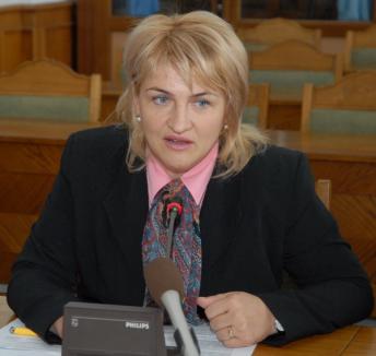 Lucia Varga blamează politizarea excesivă plătită din banii cetăţenilor